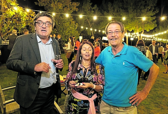 A la izquierda, Josep Vilaseca, presidente de la ONCE en Tarragona, con dos compañeros.