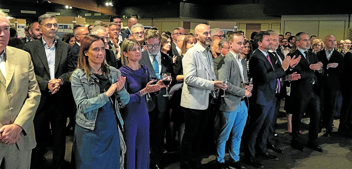 En primera fila, en el centro, Sandra Guaita, alcaldesa de Reus; Noemí Llauradó; y Santi Castellà, subdelegado del Gobierno de España.