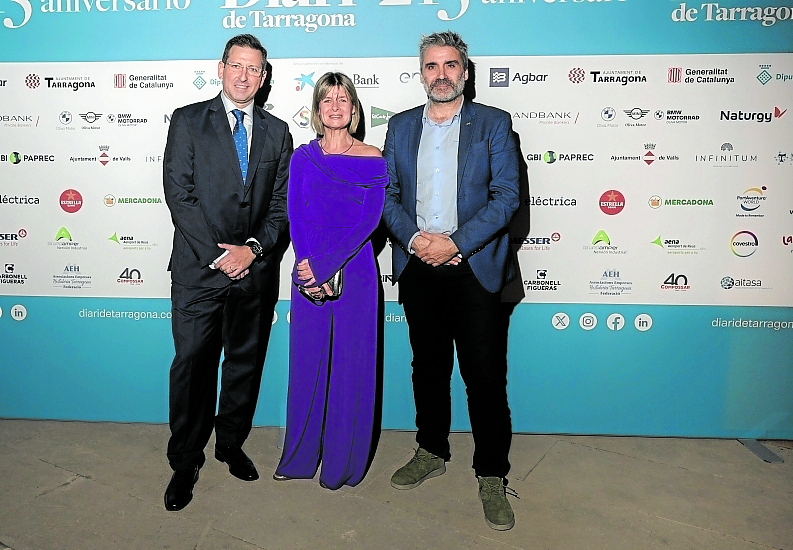 Carlos Amil, director general y marketing del Diari; Noemí Llauradó, presidenta de la Diputació de Tarragona; y Carlos Brull, alcalde de Falset y presidente del Patronat de Turisme de la Diputació.